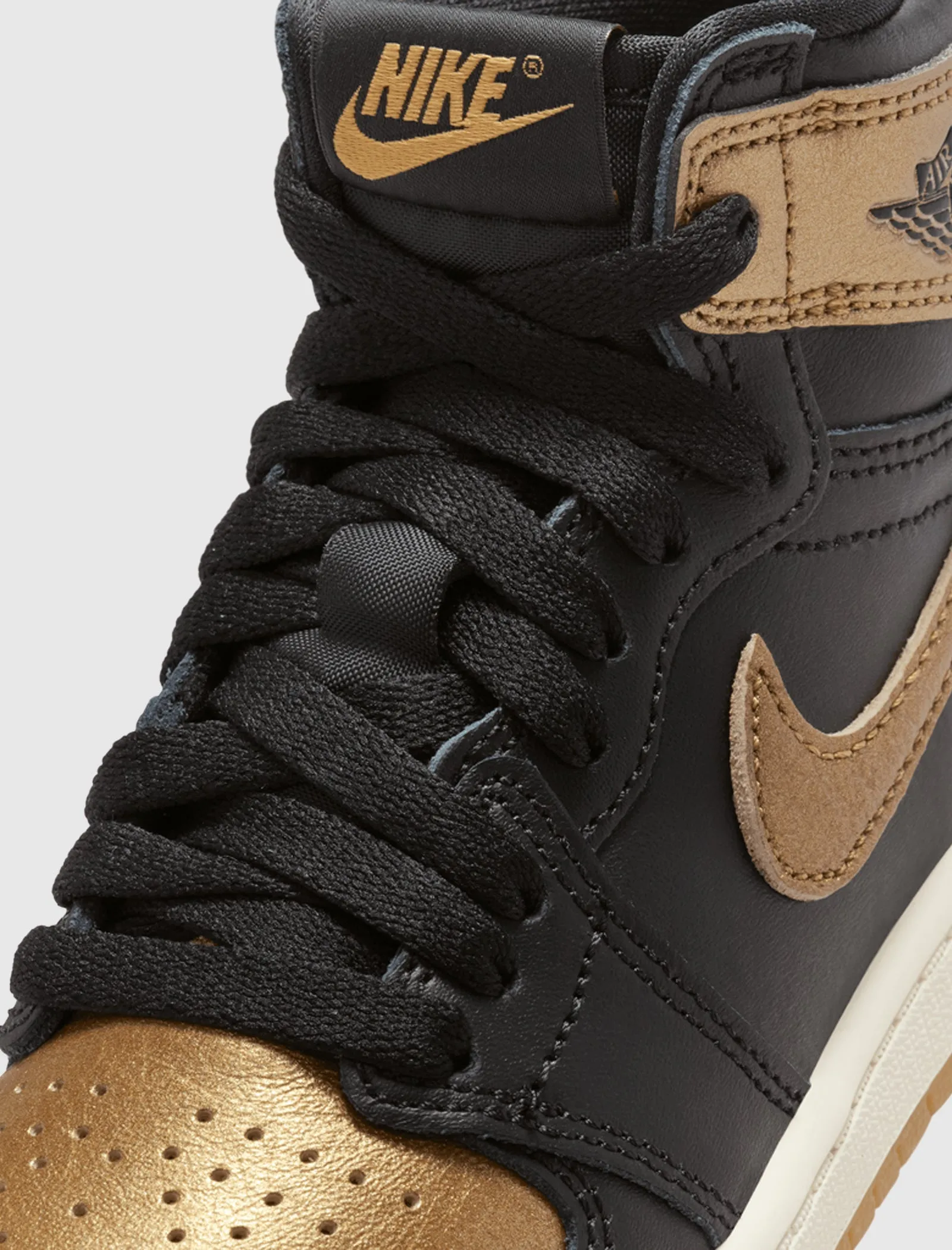 AIR JORDAN 1 RETRO HIGH OG "BLACK/METALLIC GOLD/SAIL" PS