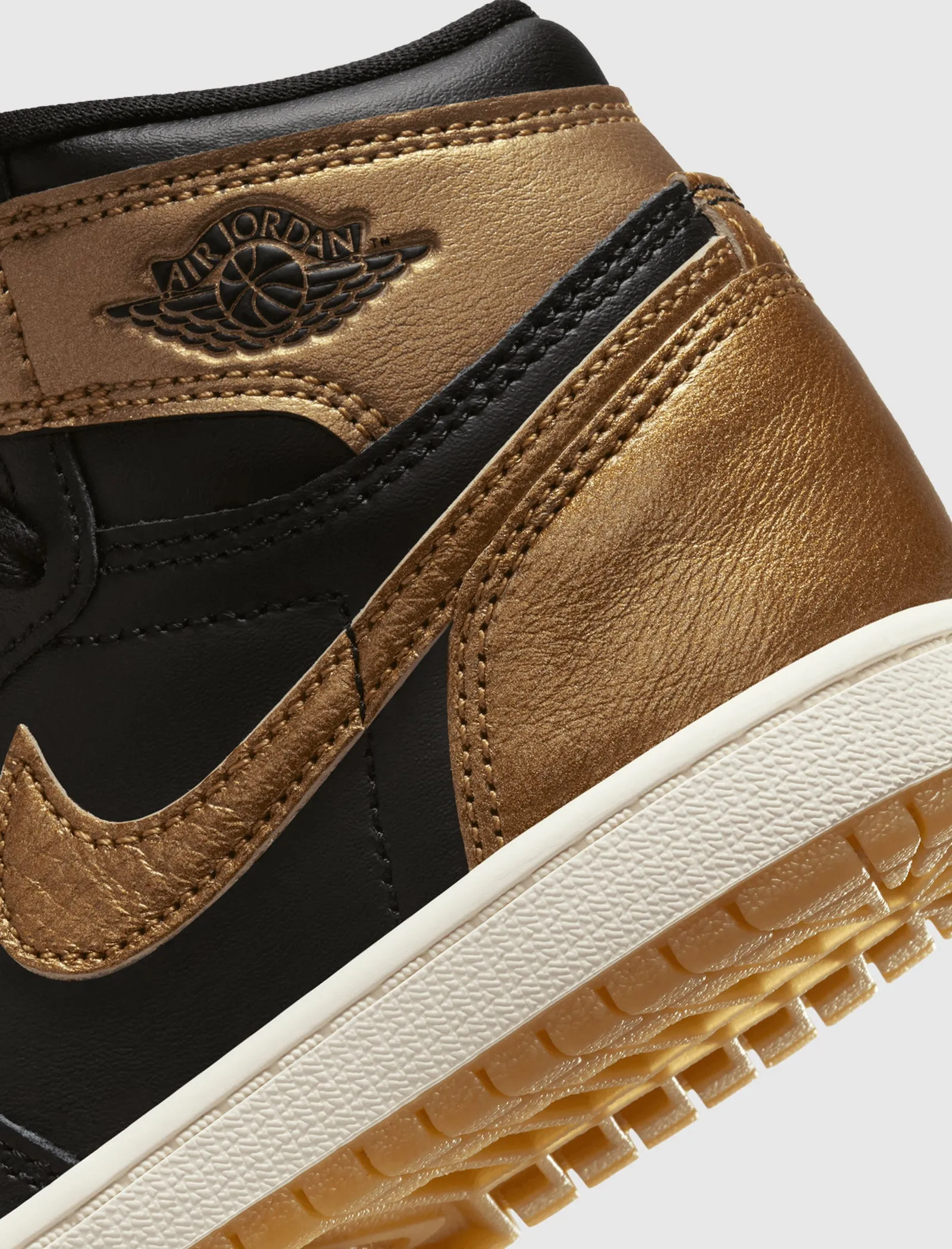 AIR JORDAN 1 RETRO HIGH OG "BLACK/METALLIC GOLD/SAIL" PS