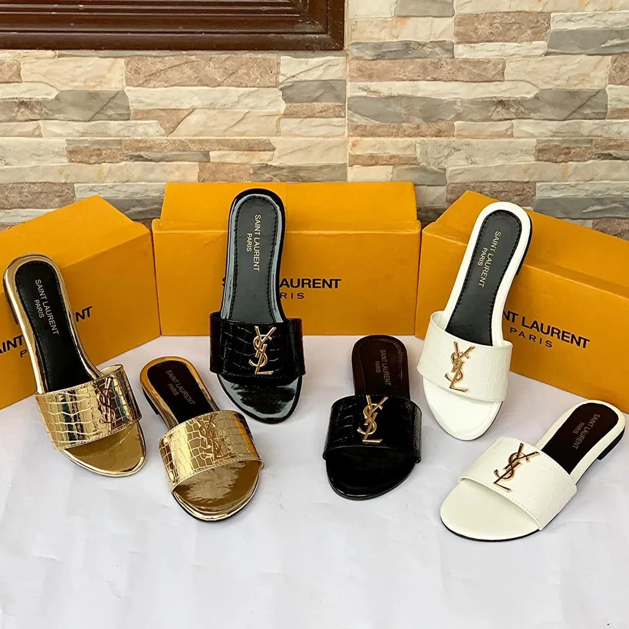 CROCODILE SLIPPERS - WHITE