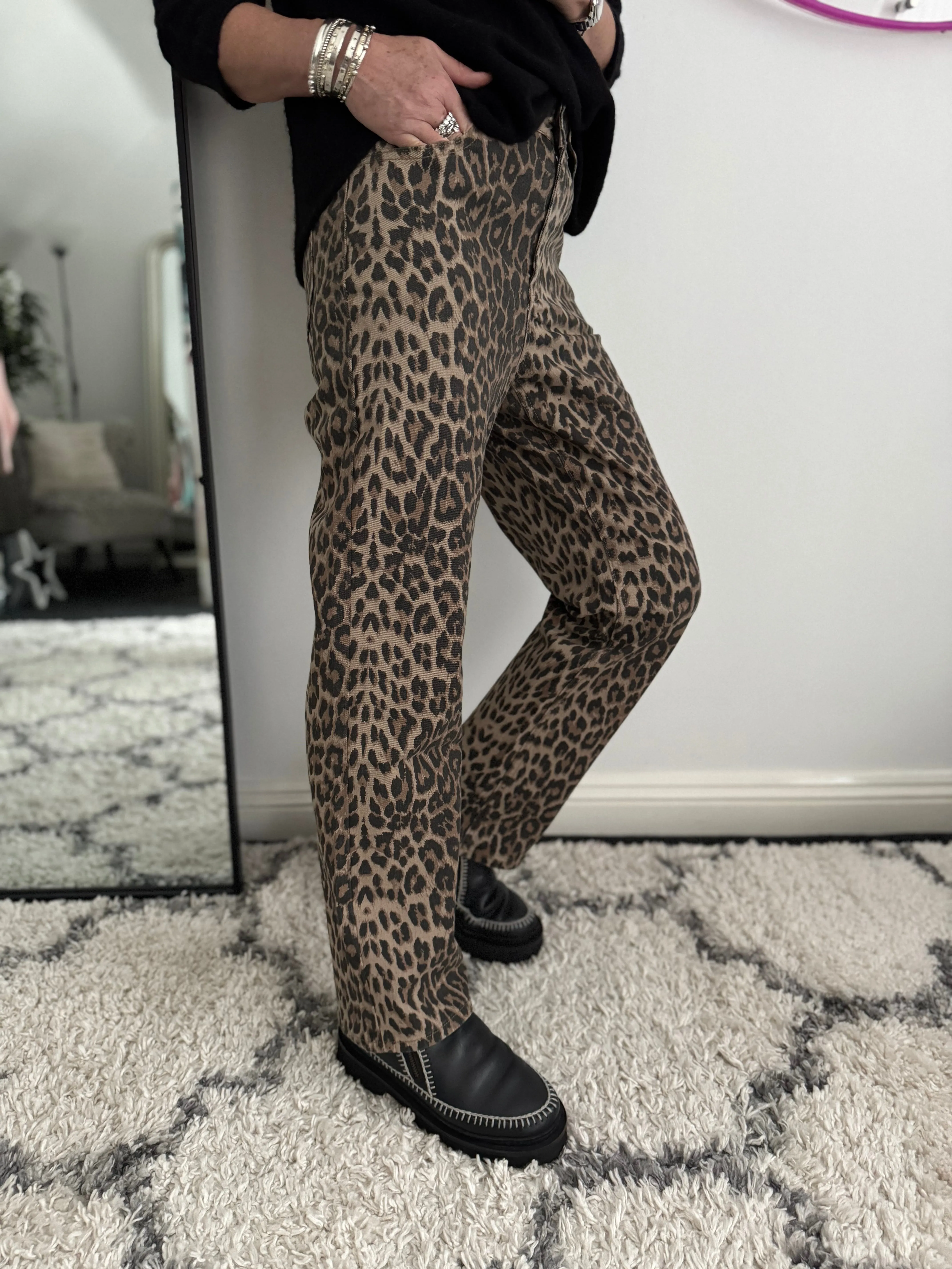 Straight Leg Jeans in Leopard Print